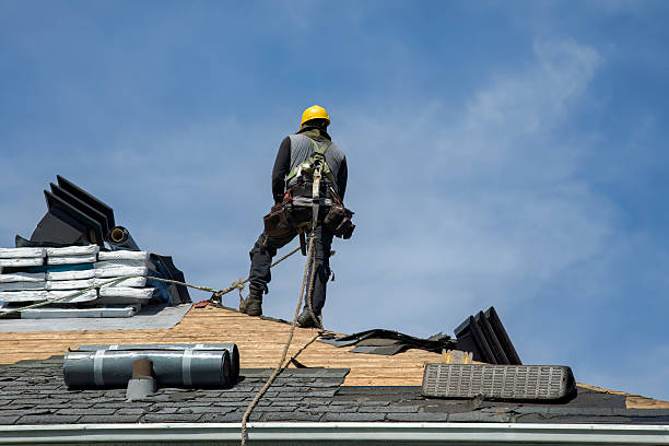 Professional Gutter Installation technician working in Leesburg, OH